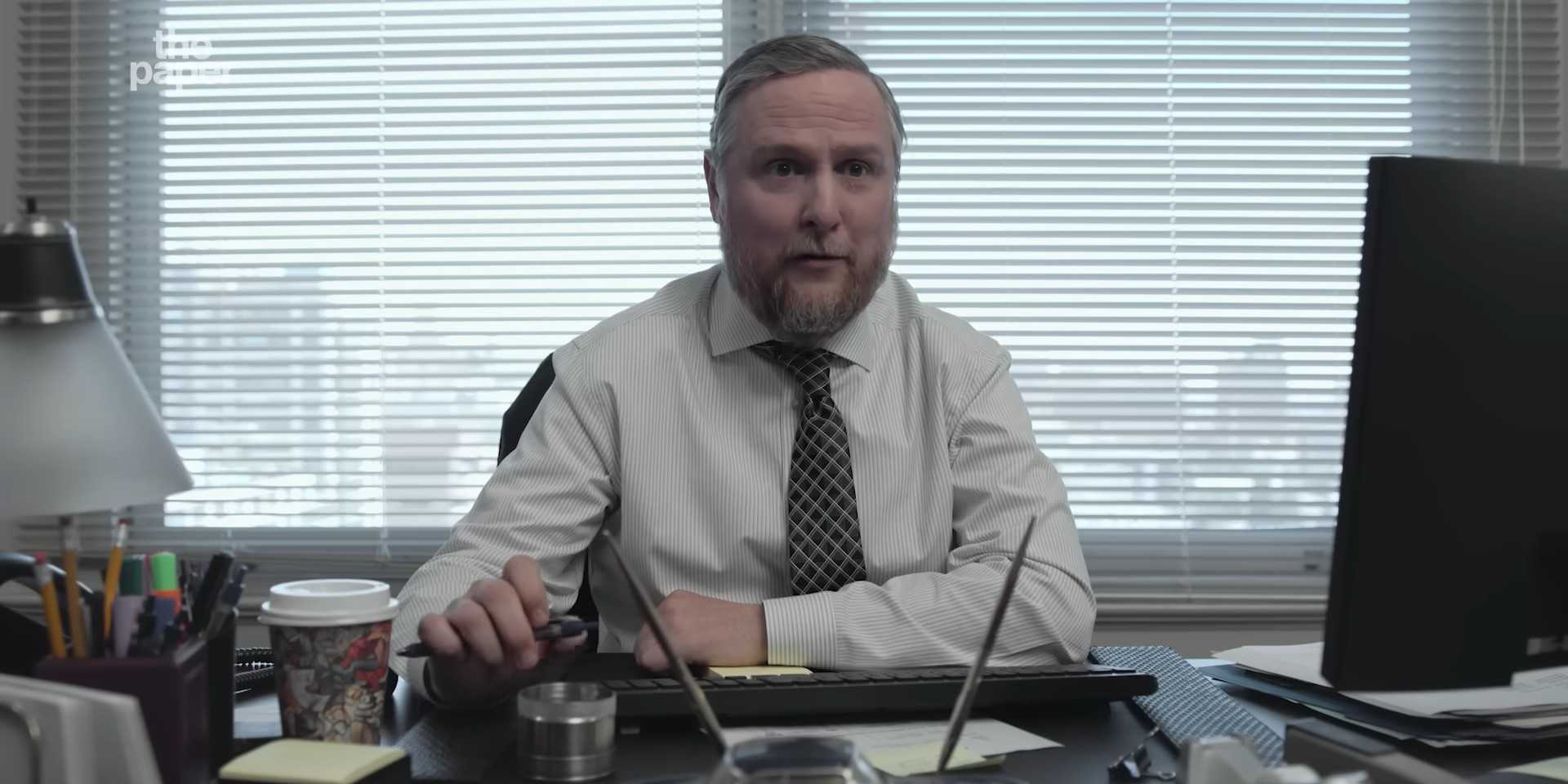 Тим Кэй в роли Кена в The Paper