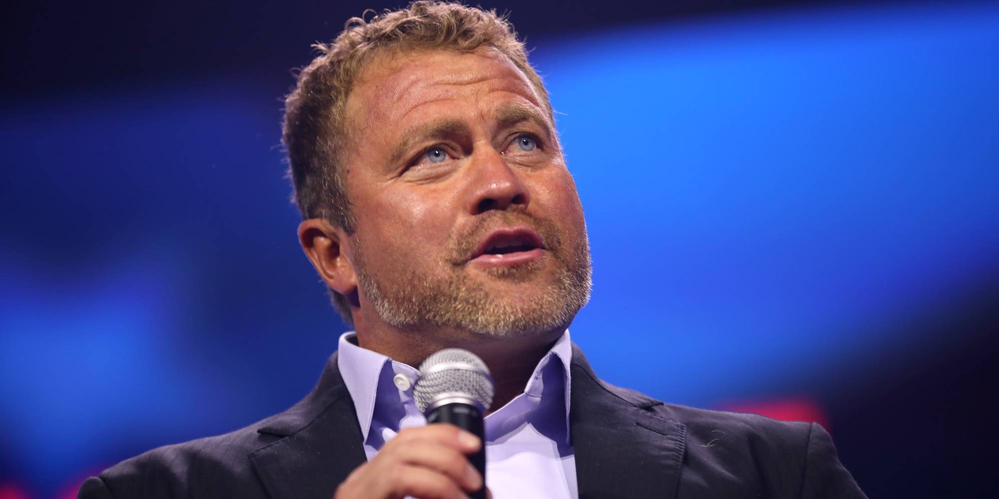 Настоящий Тим Баллард, говорящий в микрофон