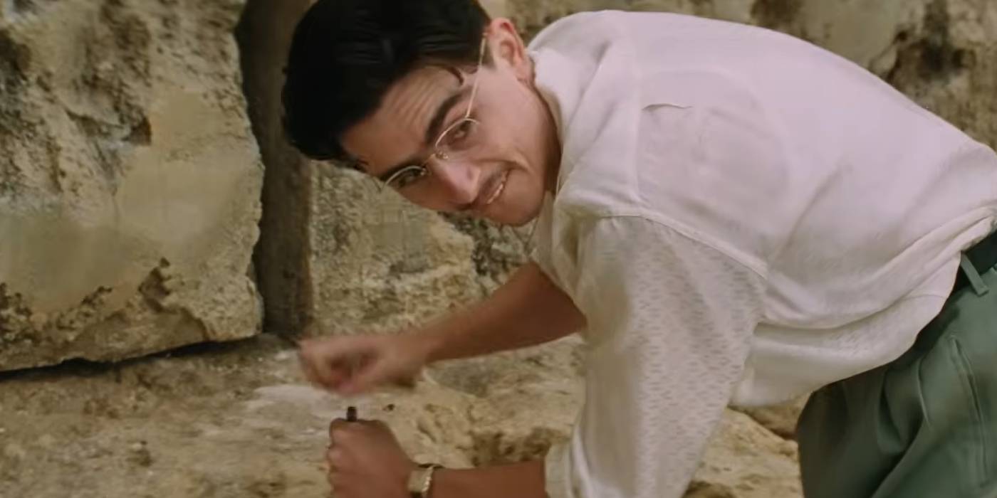 Тимоти Шаламе в роли Марти Маузера, забивающего гвоздь в Марти Суперм