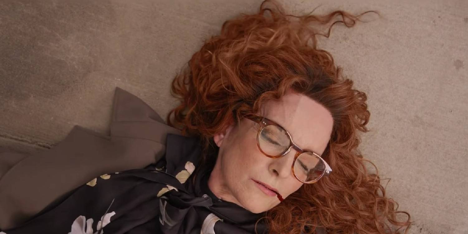 Тина Фей в роли Синдры Кеннинг, лежащей мертвой в финале 5-го сезона сериала "Только убийства в здании"