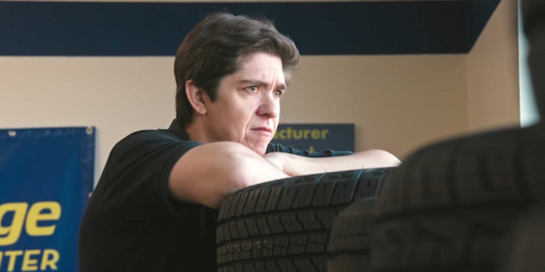 Tires Will, выглядящий обеспокоенным, опирается на шины