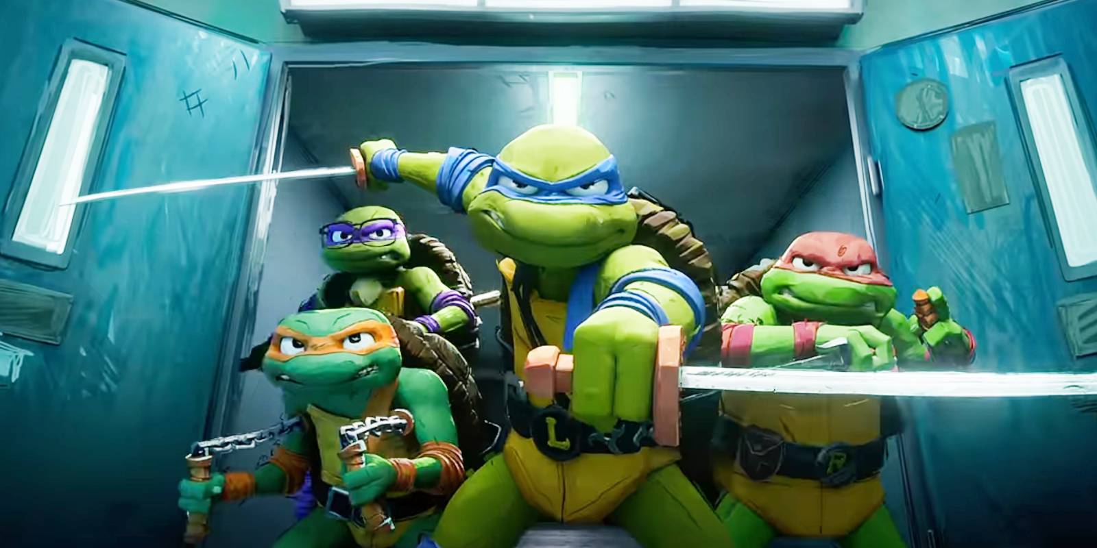 Четыре Черепахи из "Teenage Mutant Ninja Turtles" стоят вместе, держа оружие, и готовы к бою в "TMNT: Mutant Mayhem"