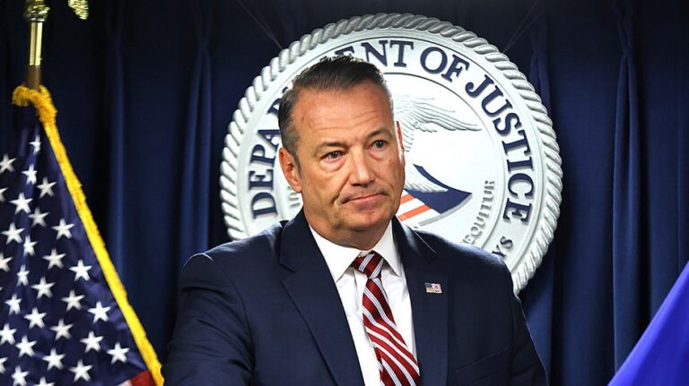 В США насчитывается около 1,6 миллиона иностранцев с окончательными депортационными приказами, сообщает ICE