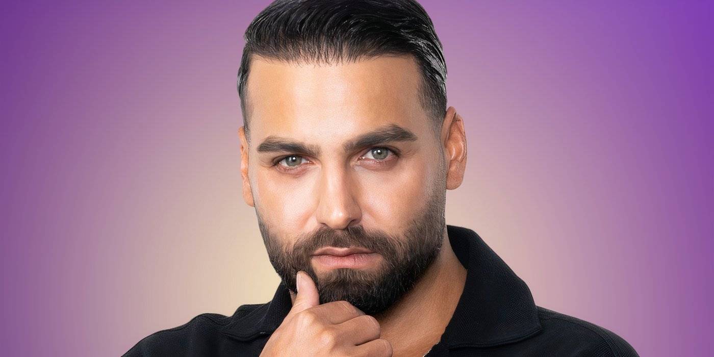 Love Is Blind: Germany season 1 Толга выглядит серьезно на промо-фото с поднесенным к подбородку пальцем