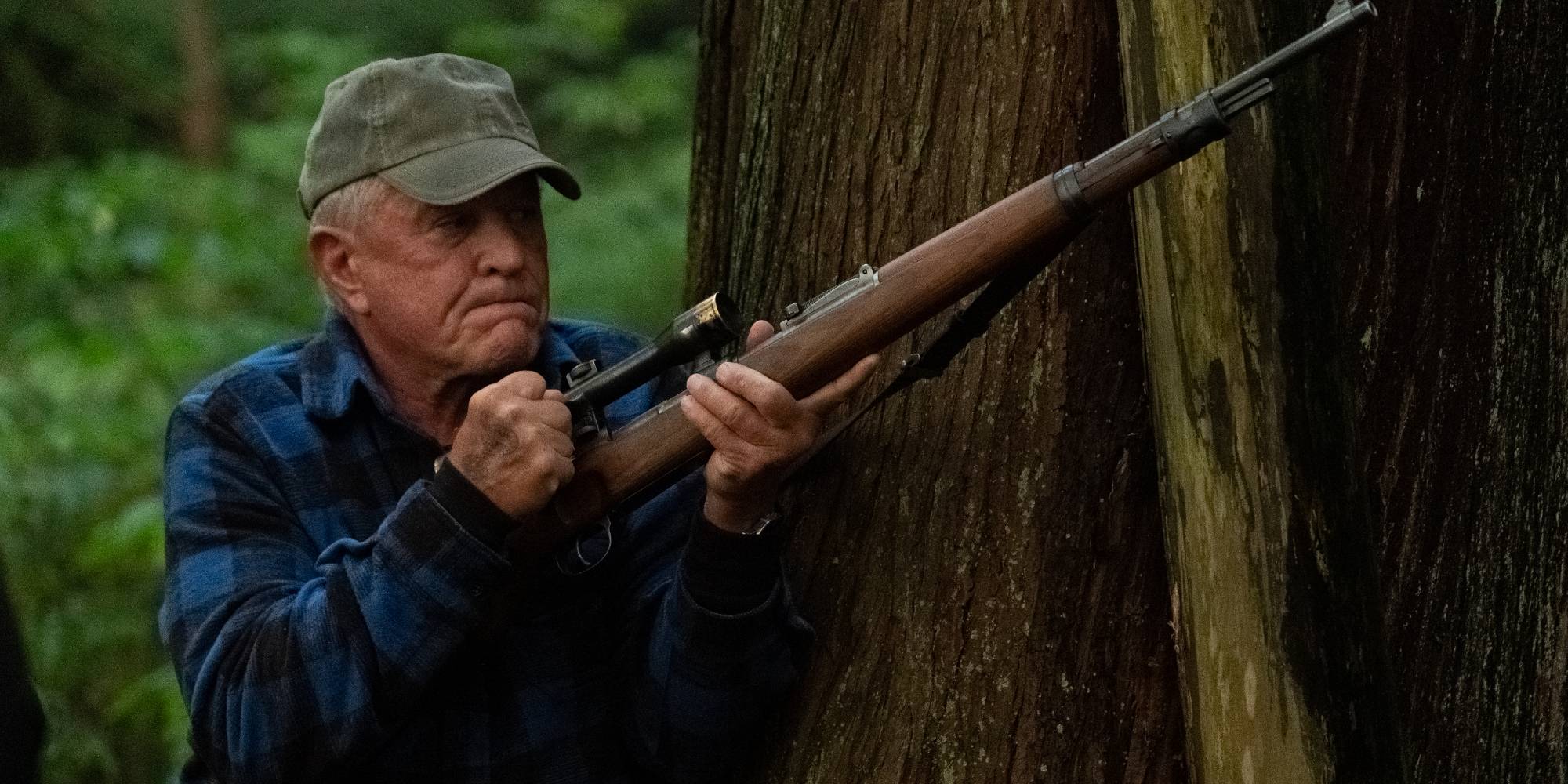 Том Беренгер целится из пистолета в фильме "Sniper: Assassin's End"