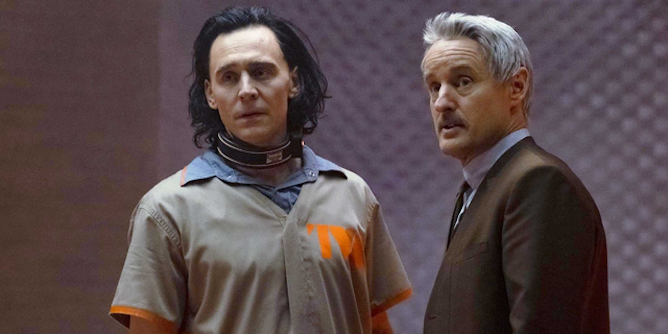 Том Хиддлстон в роли Локи и Оуэн Уилсон в роли Мобиуса стоят в камере в 2-м сезоне "Loki"