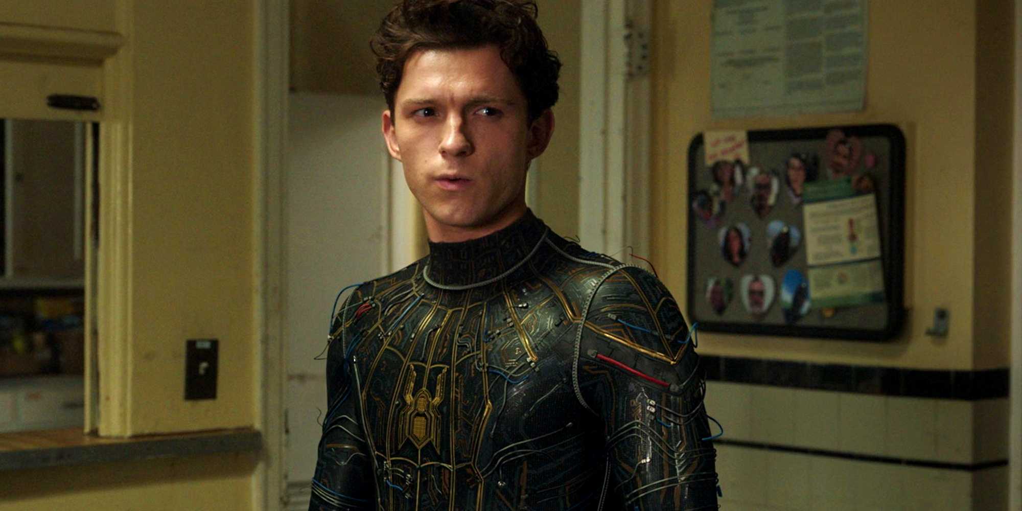 Человек-паук Тома Холланда в черном костюме с проводами, свисающими от него, в фильме "Нет пути домой"