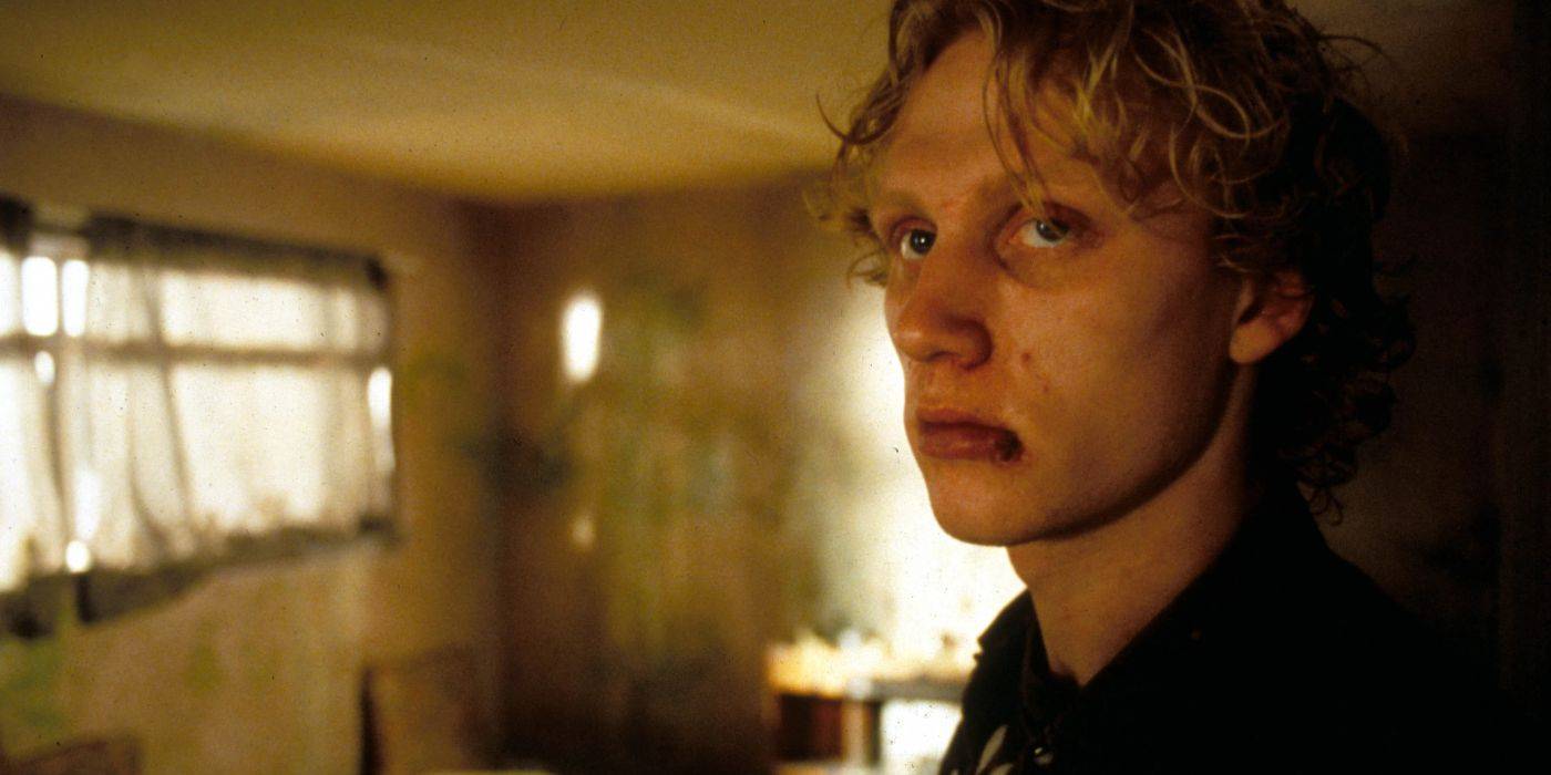 Кевин Маккид в роли Томми с порезанной губой, грустно смотрящий в Trainspotting.