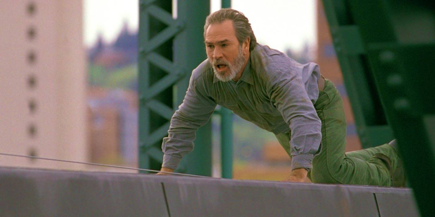 Томи Ли Джонс, едущий на поезде в фильме "The Hunted"