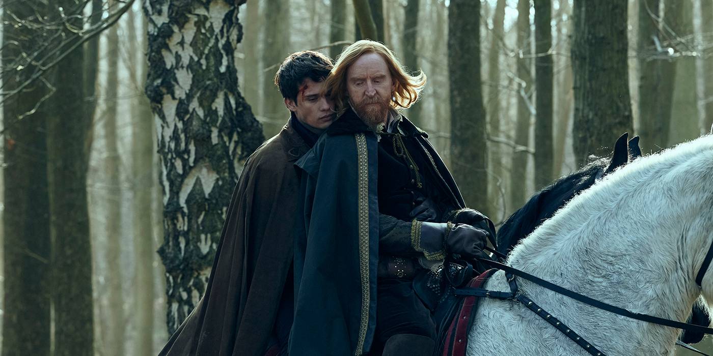 Тони Куран в роли Джеймса, перевозящего раненого Джорджа (Николаса Галицене) в "Мэри и Джордж"