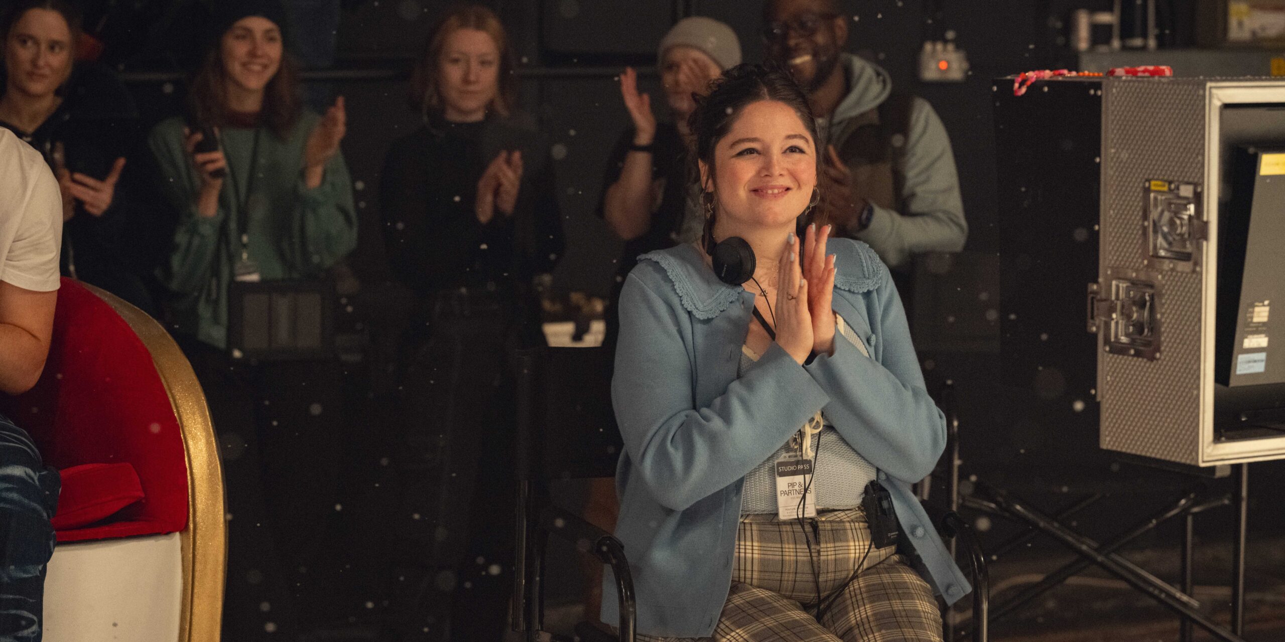 Джесси хлопает в ладоши в конце съемок своей рекламы в сериале "Too Much" от Netflix.