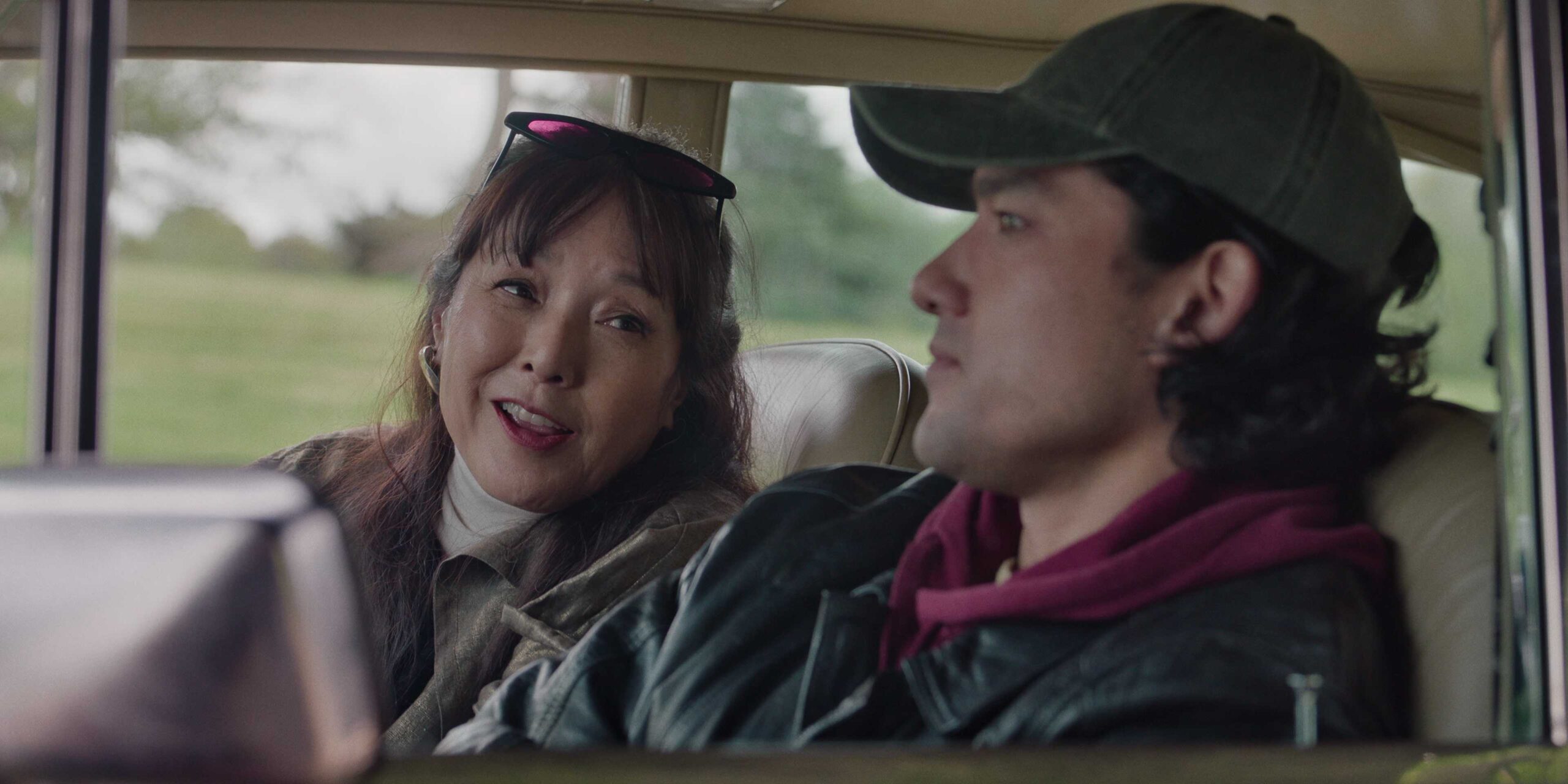 Феликс и его мама в машине в сериале "Too Much" от Netflix