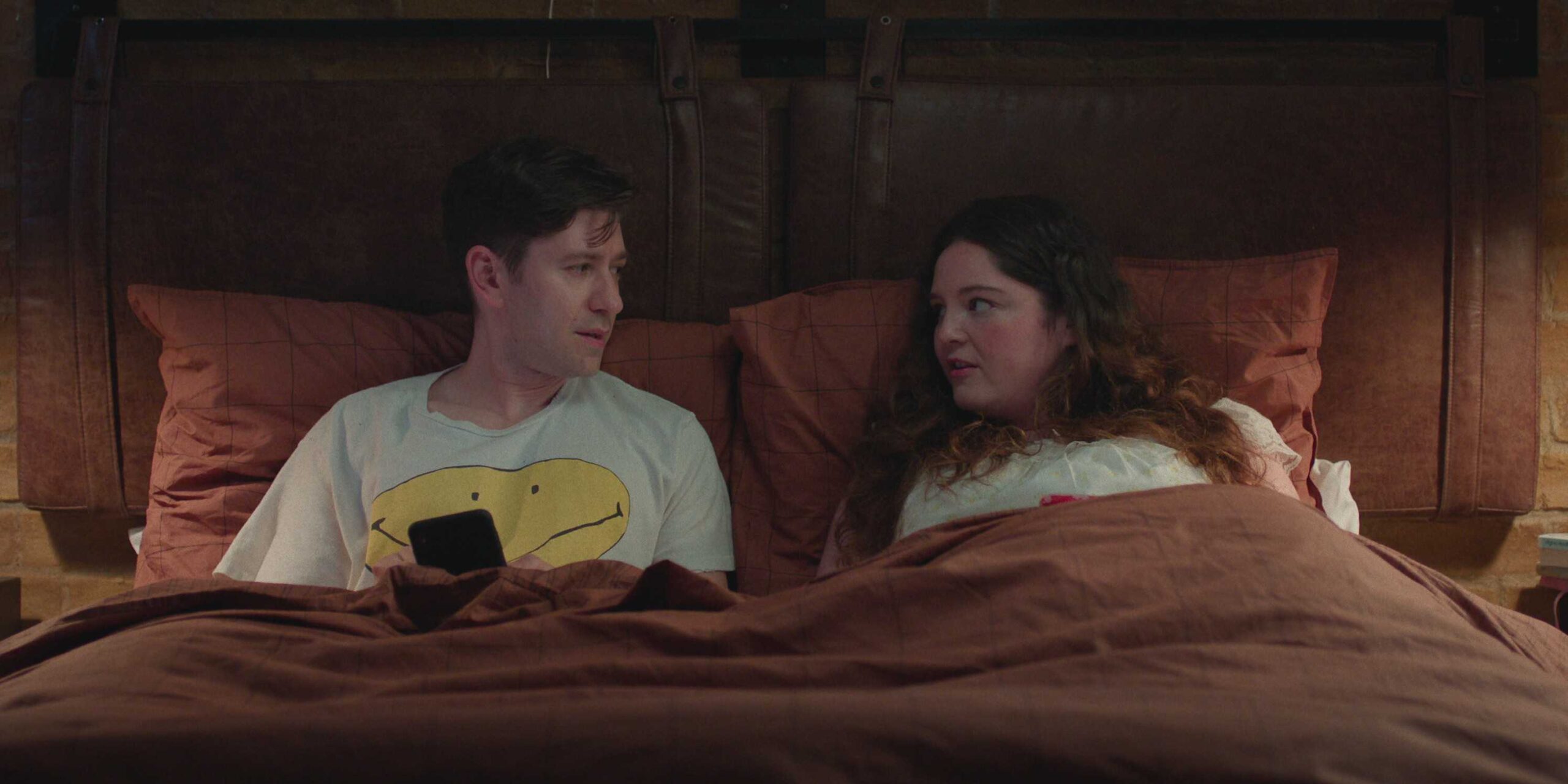 Зев и Джесси лежат в постели, глядя друг на друга в "Too Much"