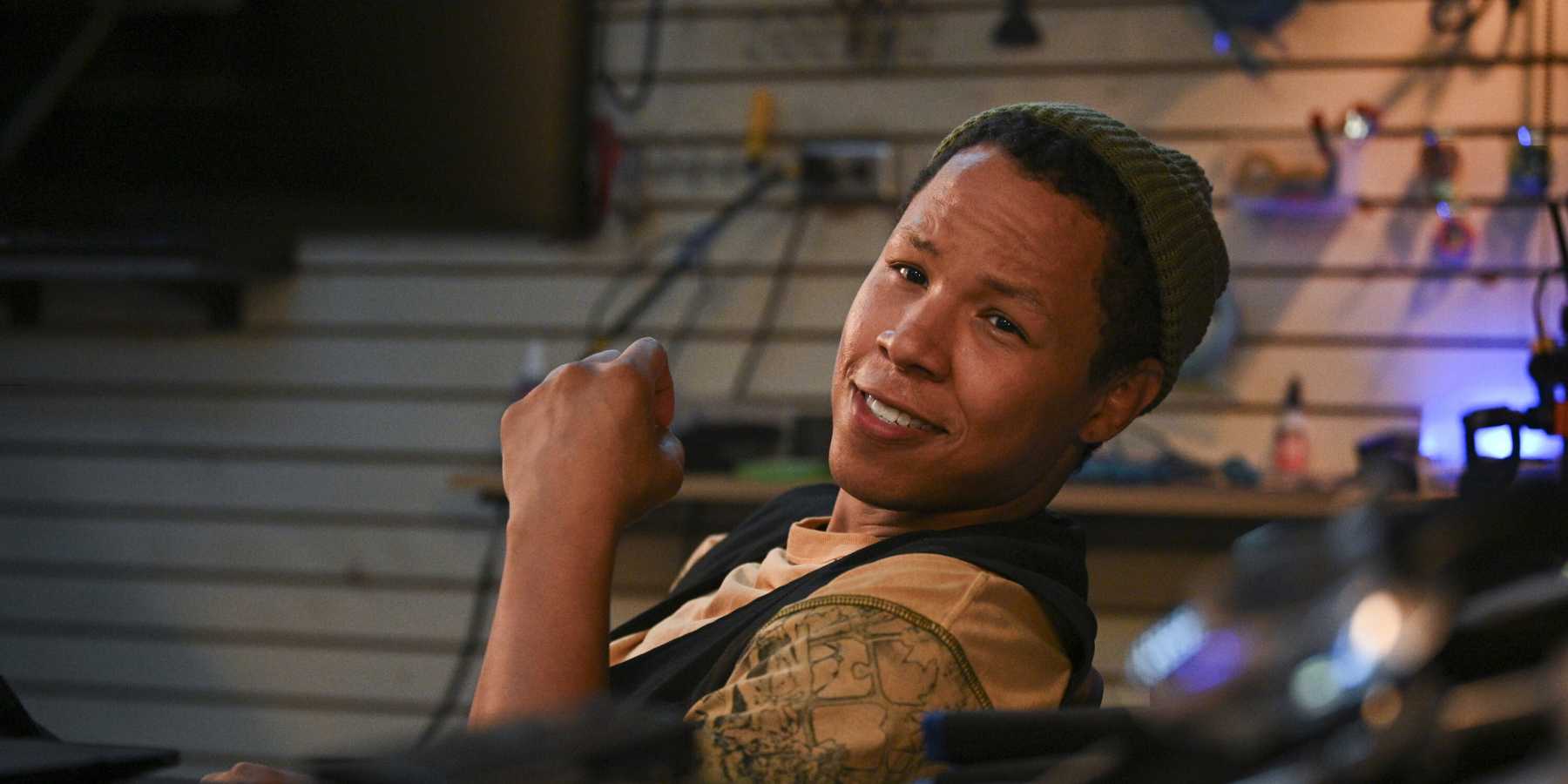 Эрик Грейс в роли Боби Эксли в "Трекере", 2 сезон, 1 эпизод "Из прошлого"