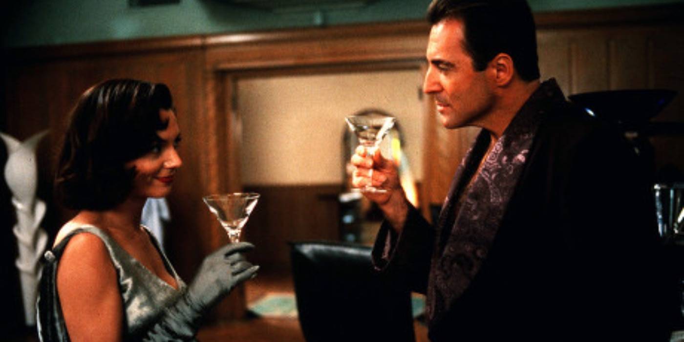 Мужчина и женщина чокаются бокалами с мартини в фильме "Суд присяжных"