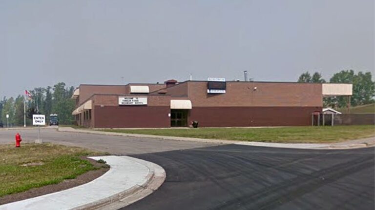 В Канаде подтвердили стрельбу в школе, один подозреваемый погиб и ведутся поиски возможных пострадавших