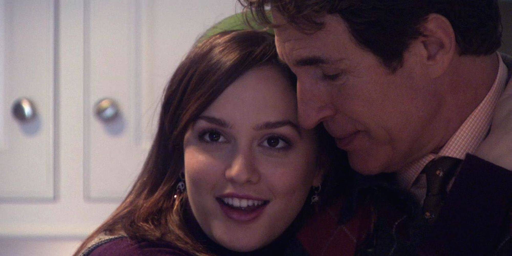 Отец Блэр обнимает ее в "Гossip Girl"