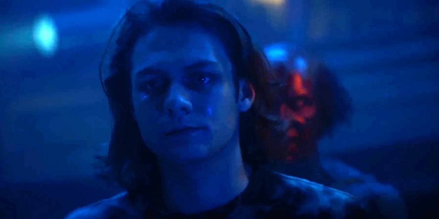 Ти Симкинс в роли Далтона Лэмберта выглядит испуганным, с демоном позади него в *Insidious 5*