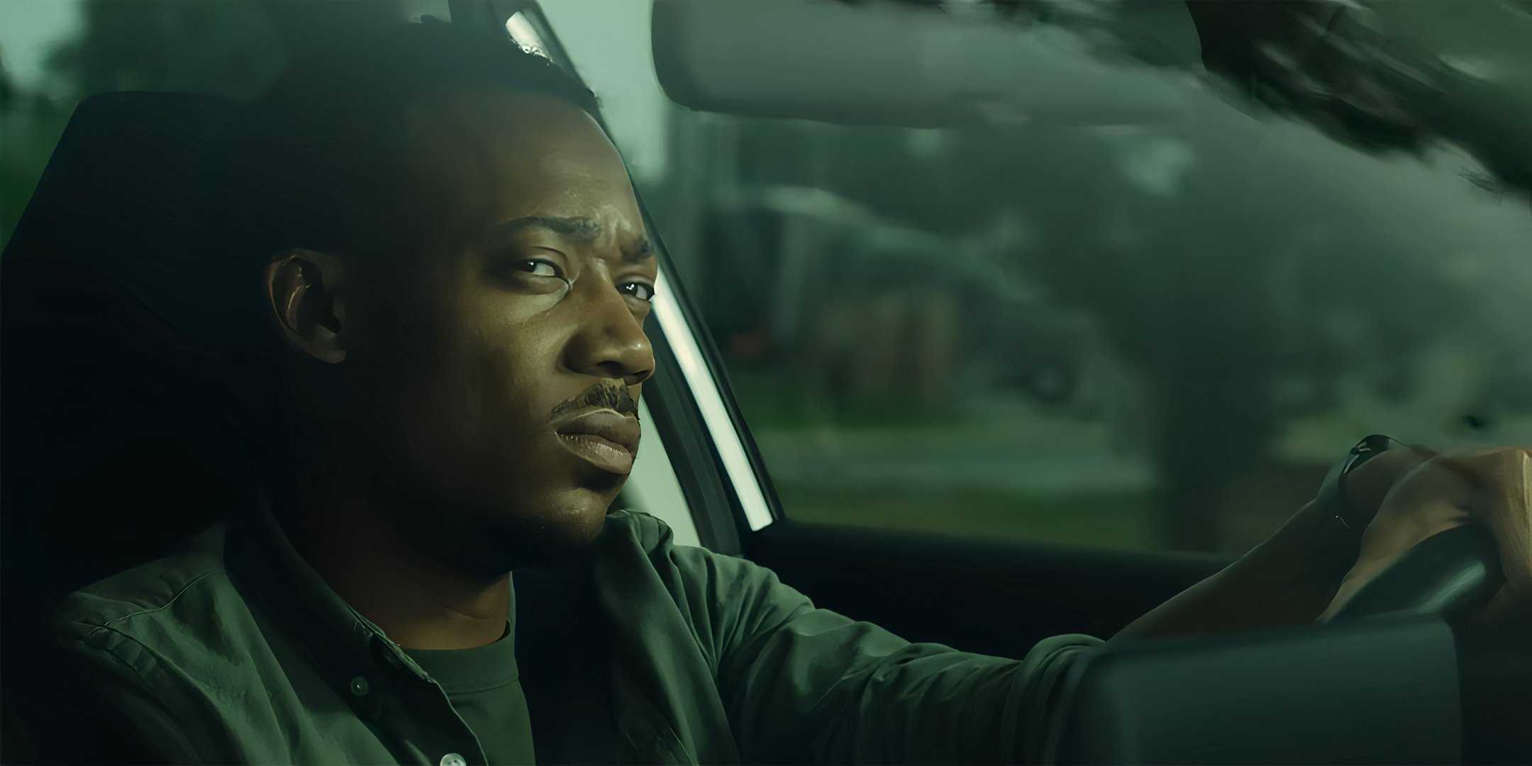 Тайлр Джеймс Уилльямс в роли Шейна, выглядящего с любопытством, во время вождения в фильме "Amber Alert"