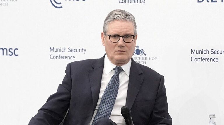 Стаммер отправляет британскую группу для реагирования в Арктике, ссылаясь на растущую угрозу со стороны России, в то время как Трамп продвигает сделку с Гренландией.