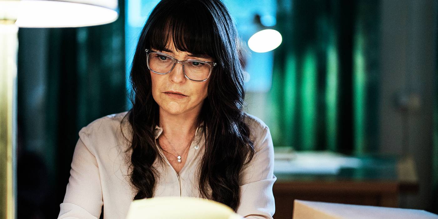 Ло Кауппи в роли Улки, серьезно читающая документы в Nearly Normal Family