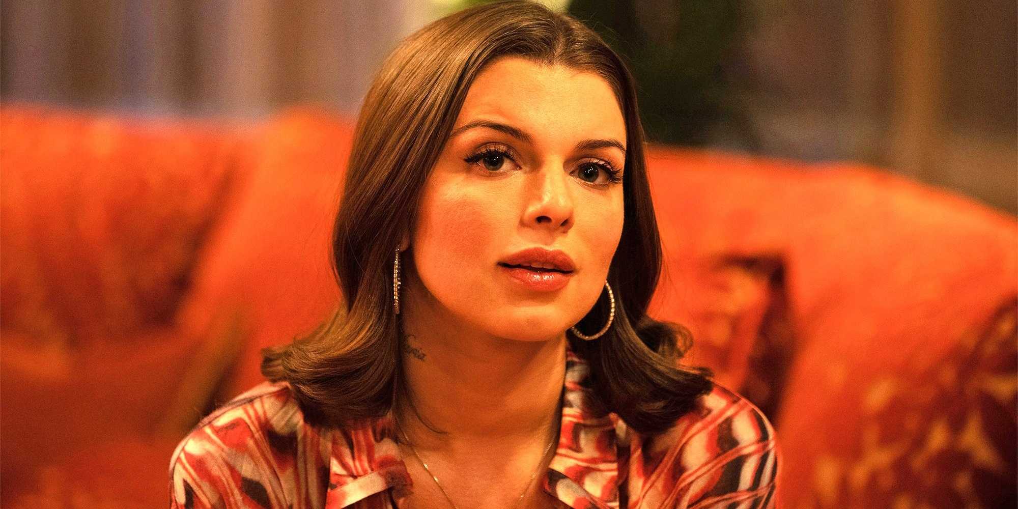 Юлия Фокс сидит, выглядит нервной в фильме "Uncut Gems"