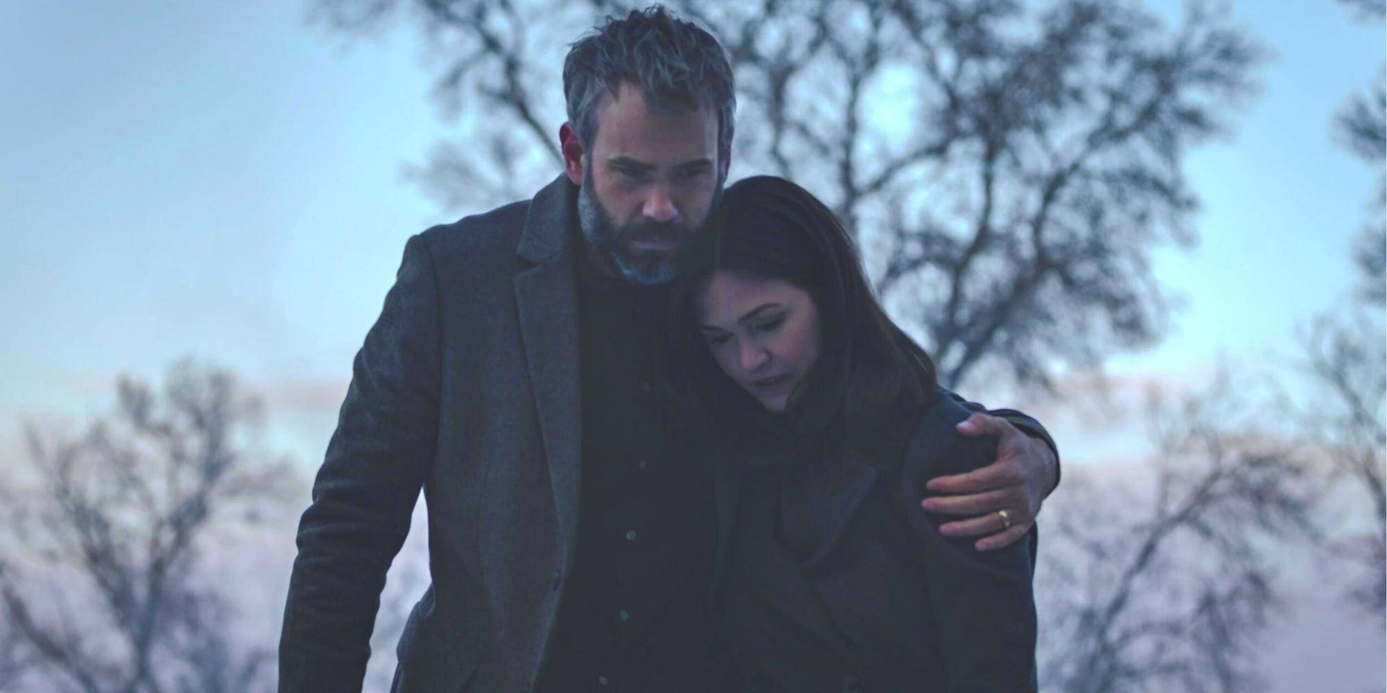 Джулия Стайлс в роли Триши Альбайт и Россиф Саттерленд в роли Эллена Альбайт в фильме "Орфан: Первая кровь"