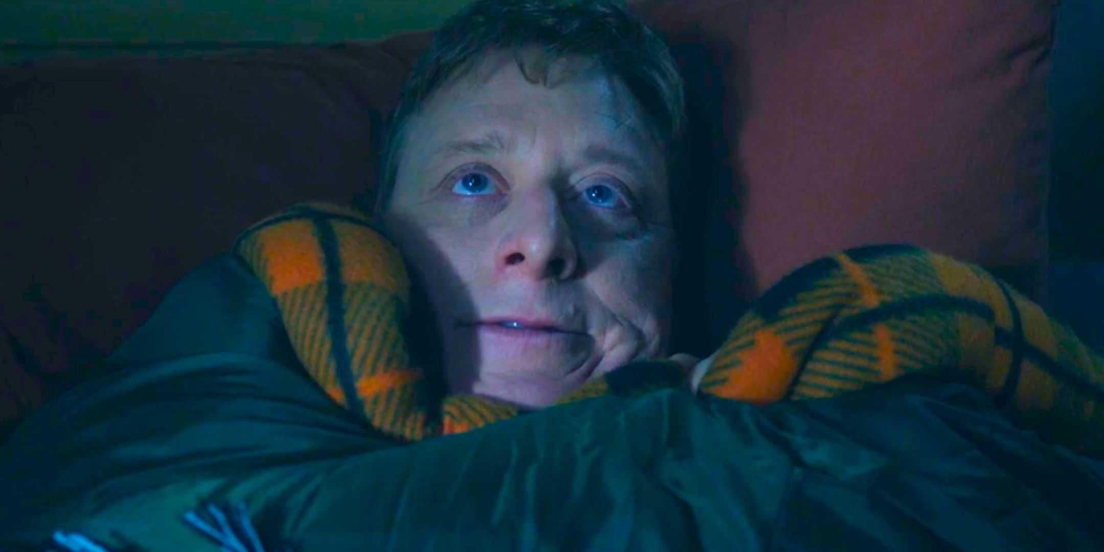 Элан Тадук в постели в роли Гарри Вандерспигла в "Resident Alien"