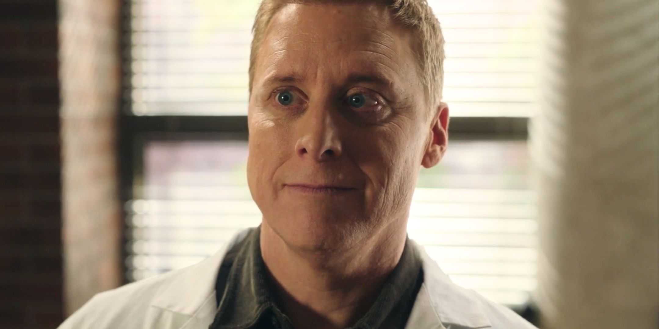 Алан Тадук, выглядящий испуганно, как Гарри Вандерспигл в "Resident Alien"