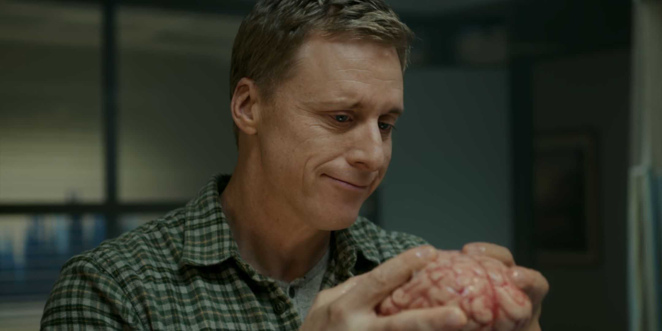 Алан Тадук держит мозг в роли Хэ́ри Вандерспигла в сериале "Инопланетянин"