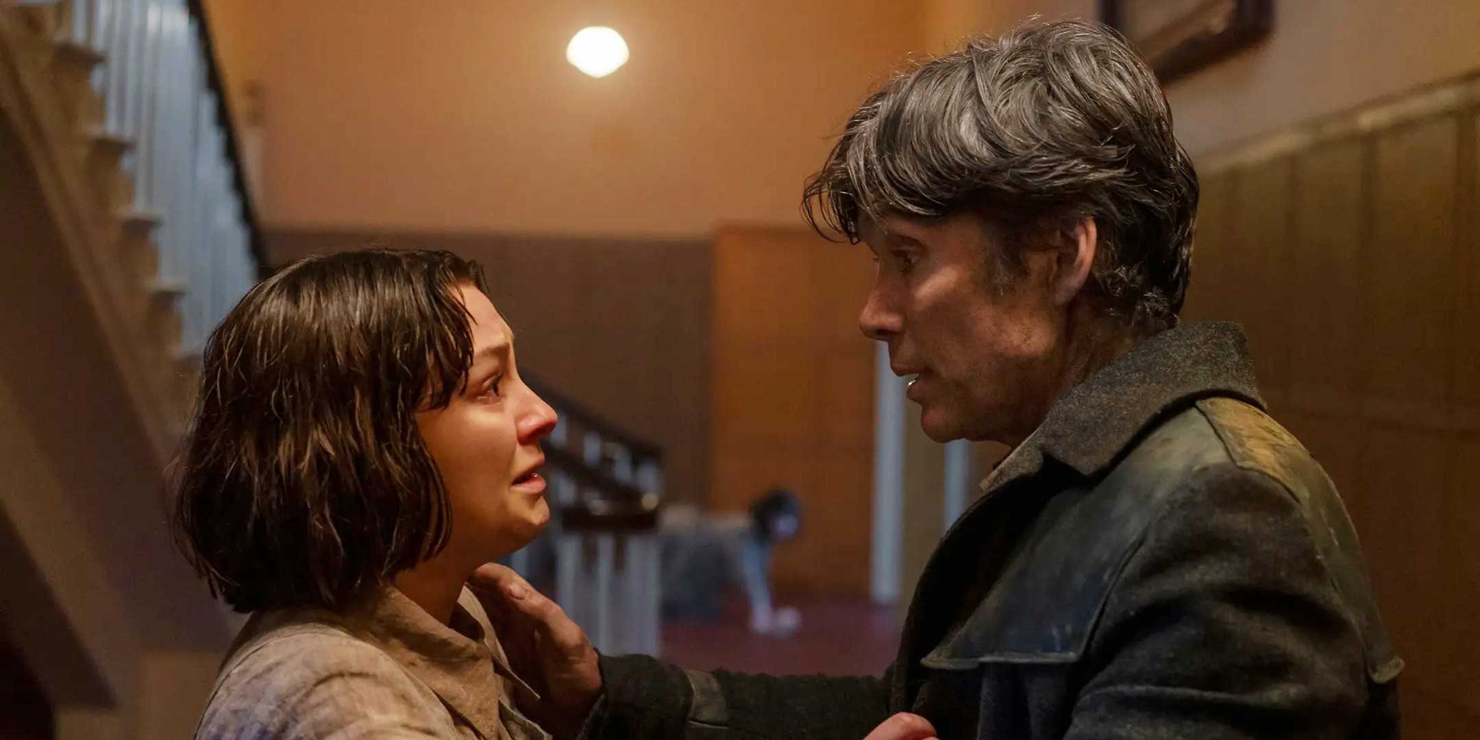 Киллен Мёрфи, который с тревогой разговаривает с женщиной в Small Things Like These