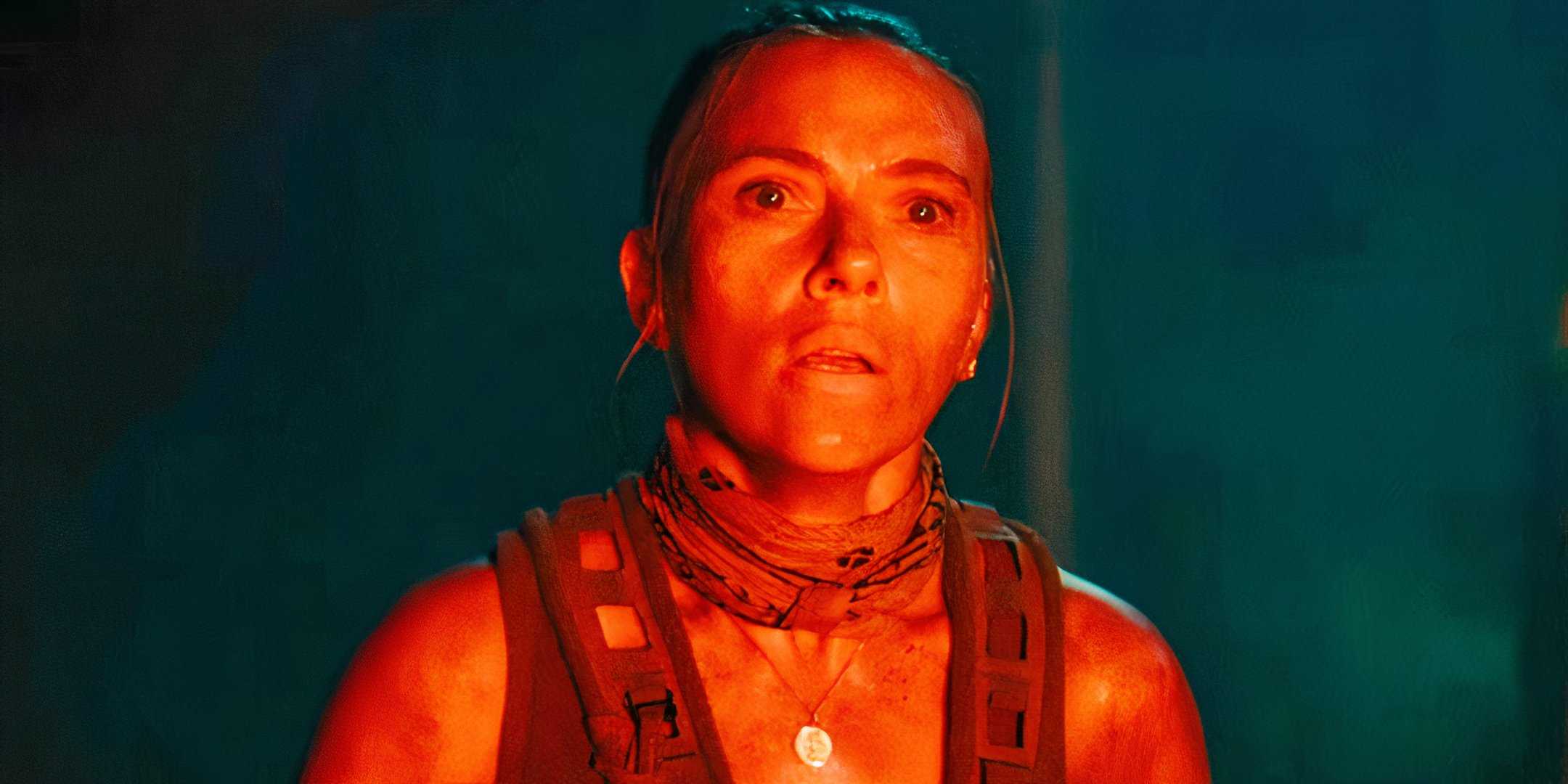 Зора (Скарлетт Йоханссон) в красном, с испуганным выражением лица в фильме "Jurassic World: Rebirth"