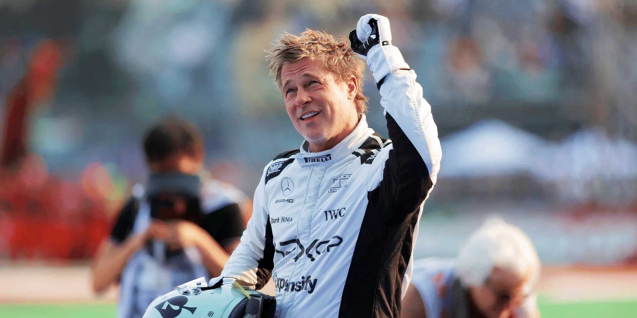 Брэд Питт в роли Сонни Хейса, поднимающего кулак в знак победы в F1 The Movie