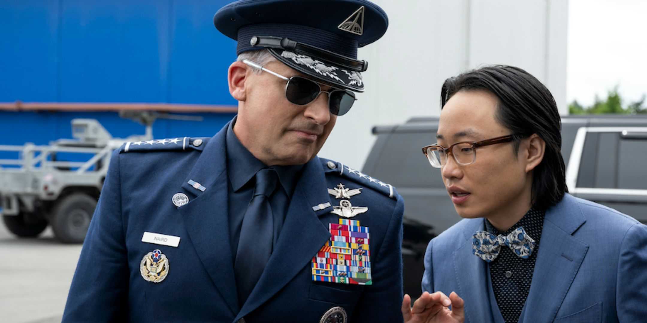 Стив Карелл в роли Марка, которому что-то говорят в *Space Force*