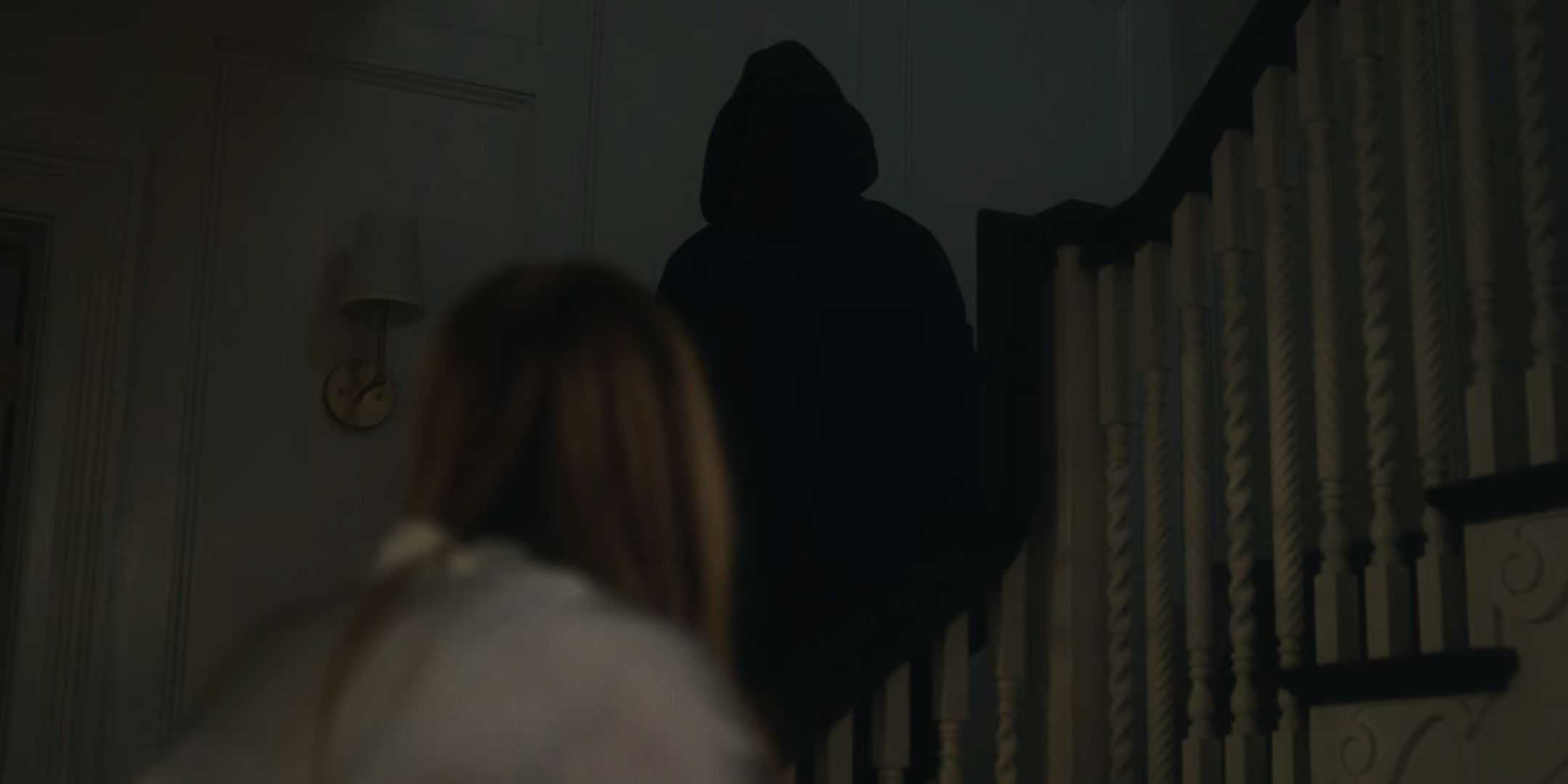 Фигура в плаще, стоящая на лестнице в "The Watcher"