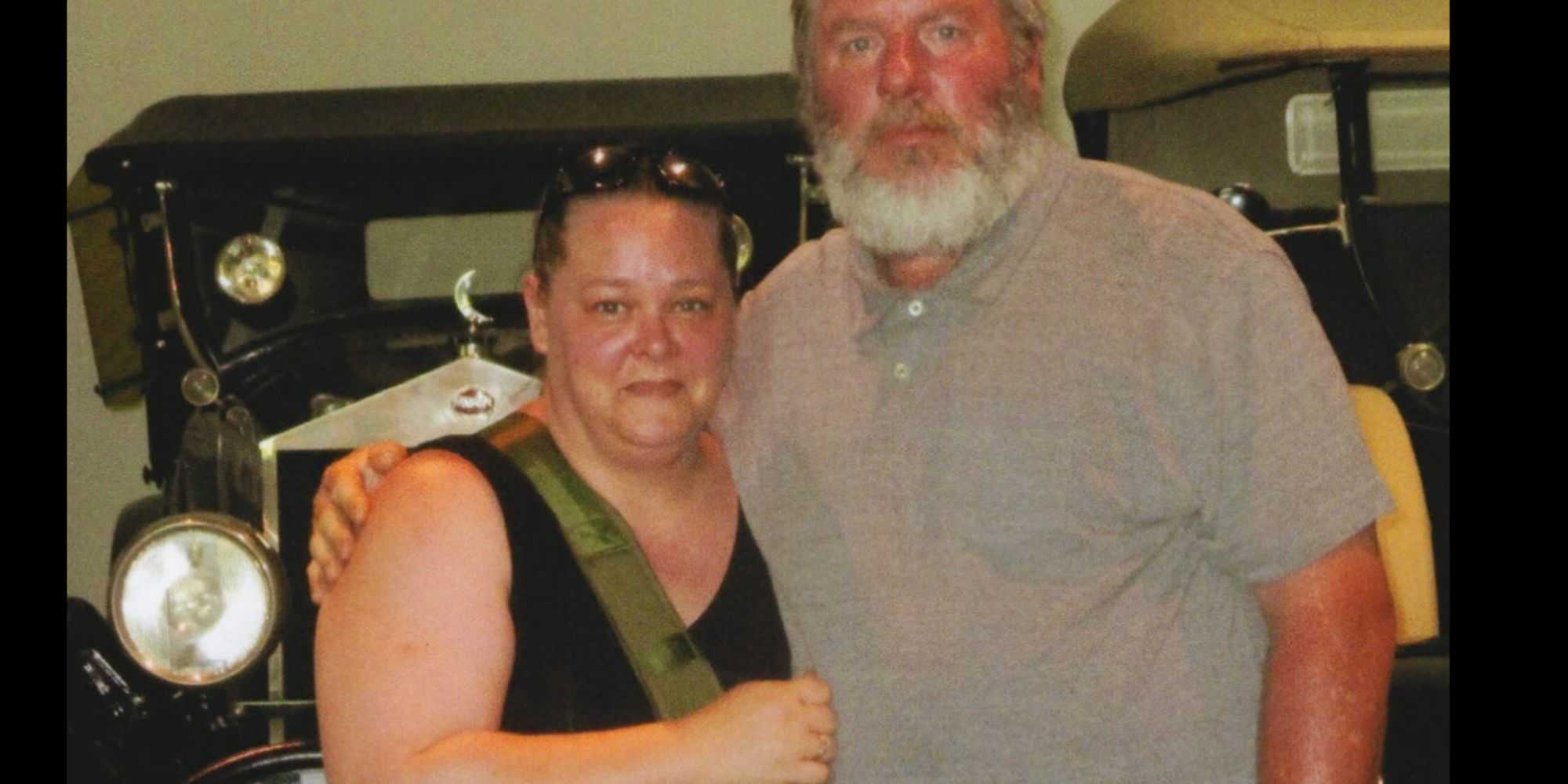 Мизти Слейтон Вент и ее муж позируют перед классическими автомобилями