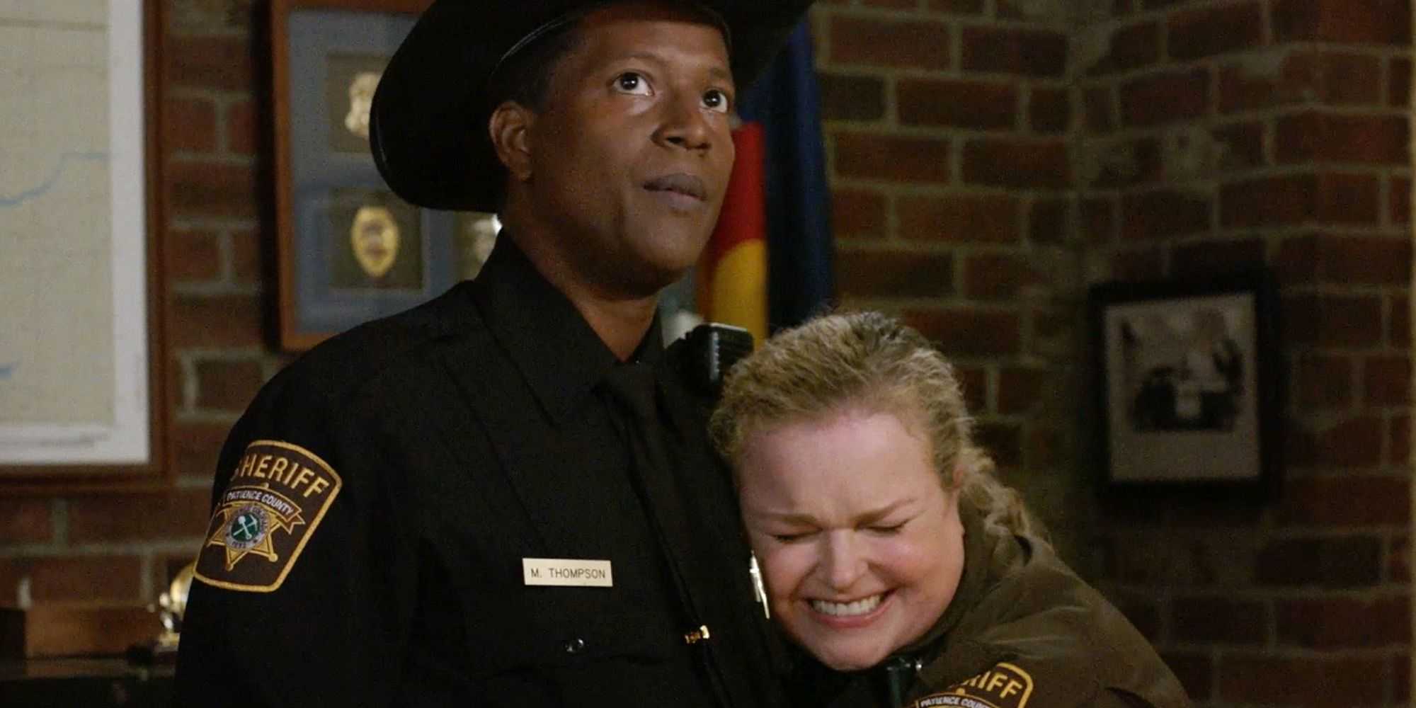 Лив обнимает Майка в форме шерифа в сериале Resident Alien