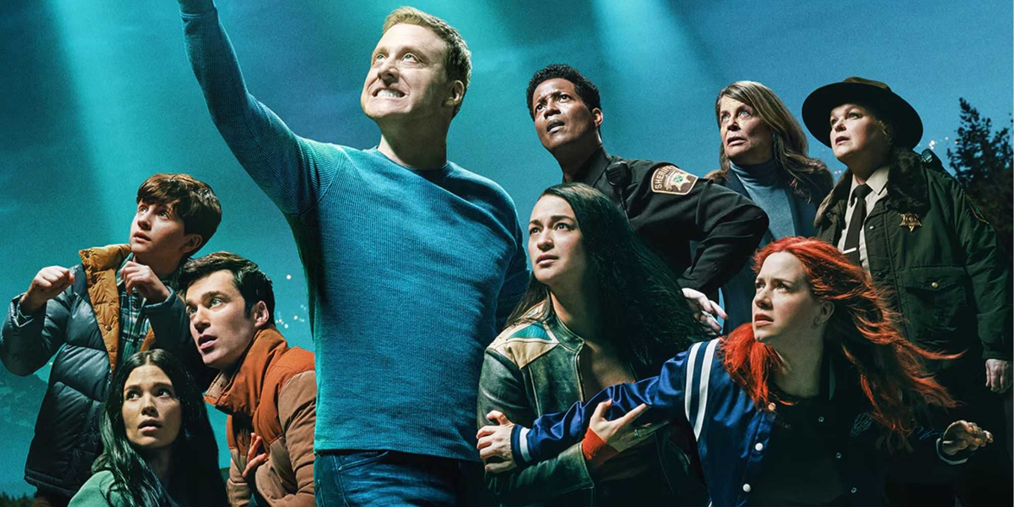 Актеры сериала "Инопланетянин" на рекламном изображении, смотрящие в небо