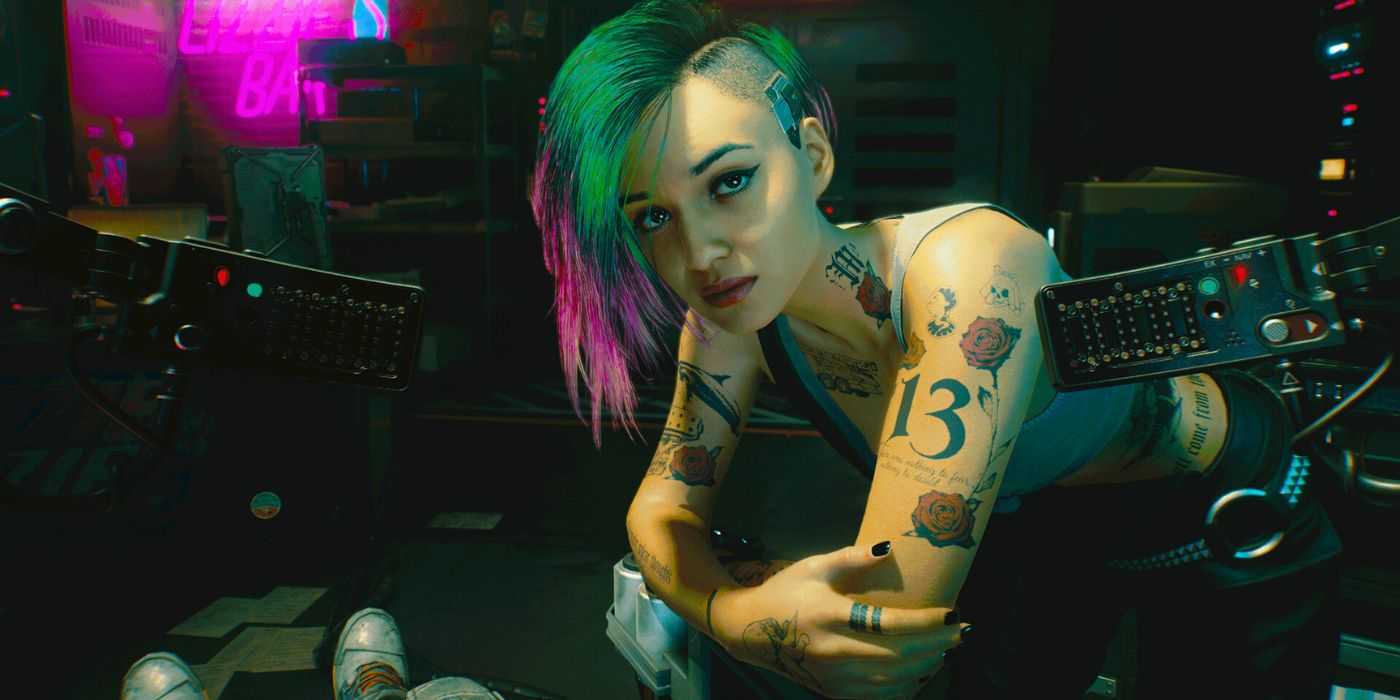 Джуди, наклоняющаяся над Ви в Cyberpunk 2077