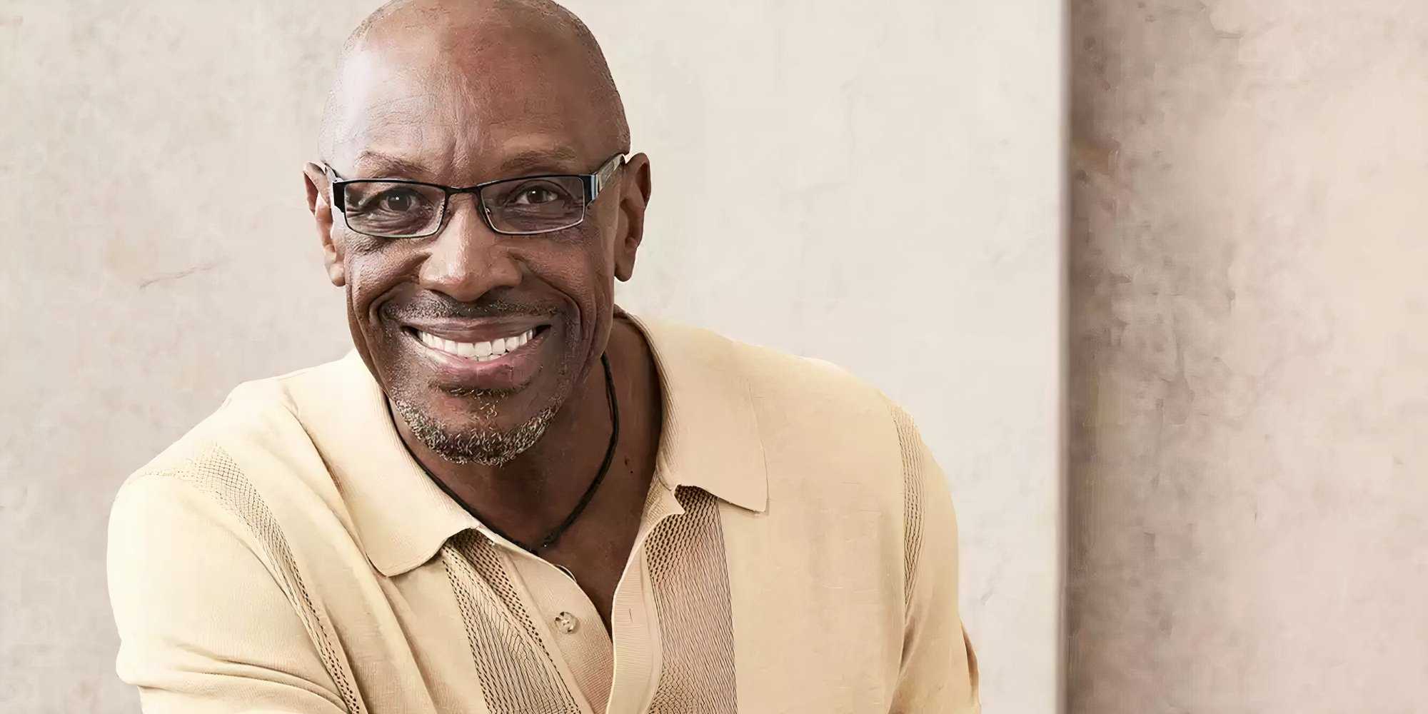 Золотая невеста Чарльз Кинг, наклонившийся и улыбающийся