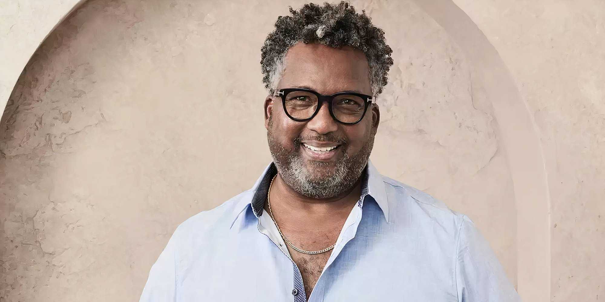 Золотая невеста Гэри Левингстон, радостно улыбающийся в красивой одежде