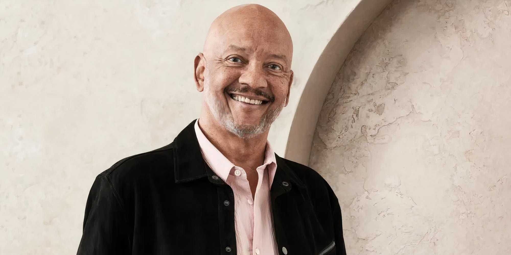 Золотая Бакшель Ральф RJ Джонсон широко улыбается в деловом стиле