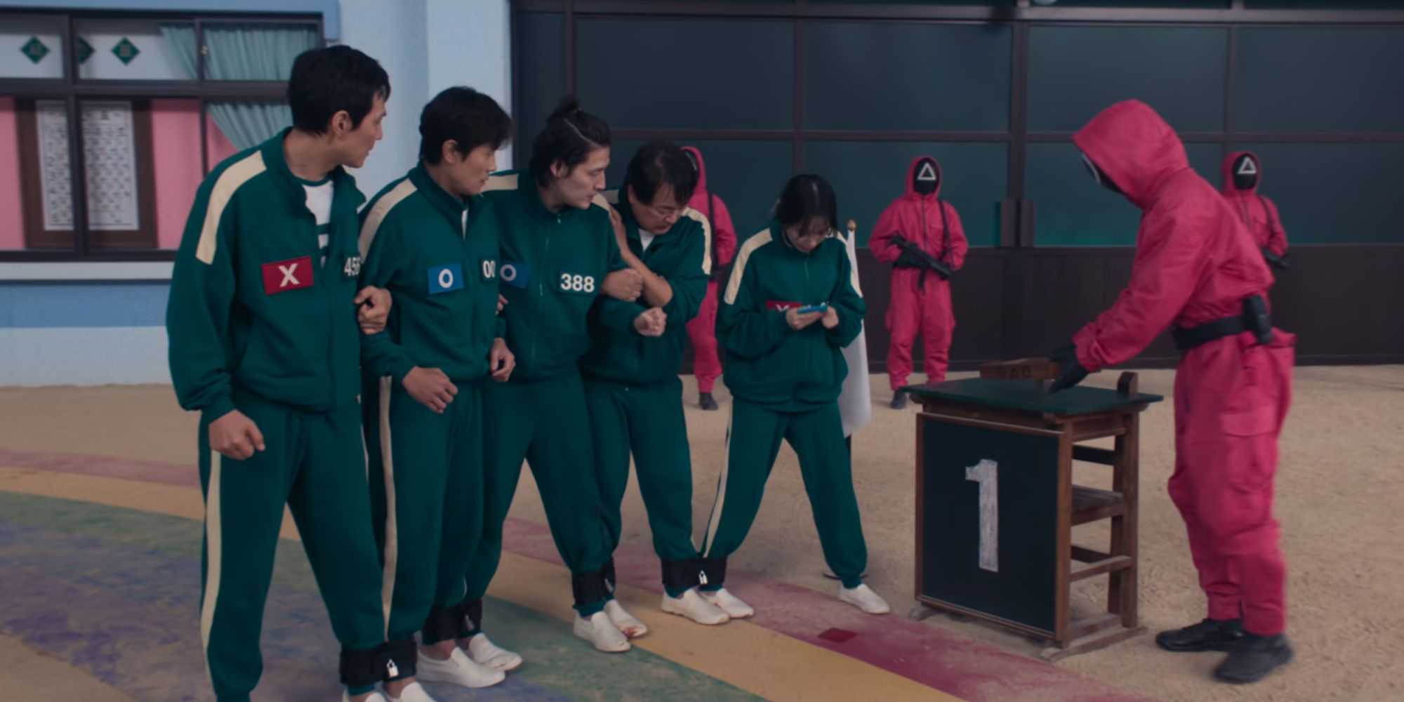 Команда Ги-хуна во время второго раунда в "Игра в кальмара"