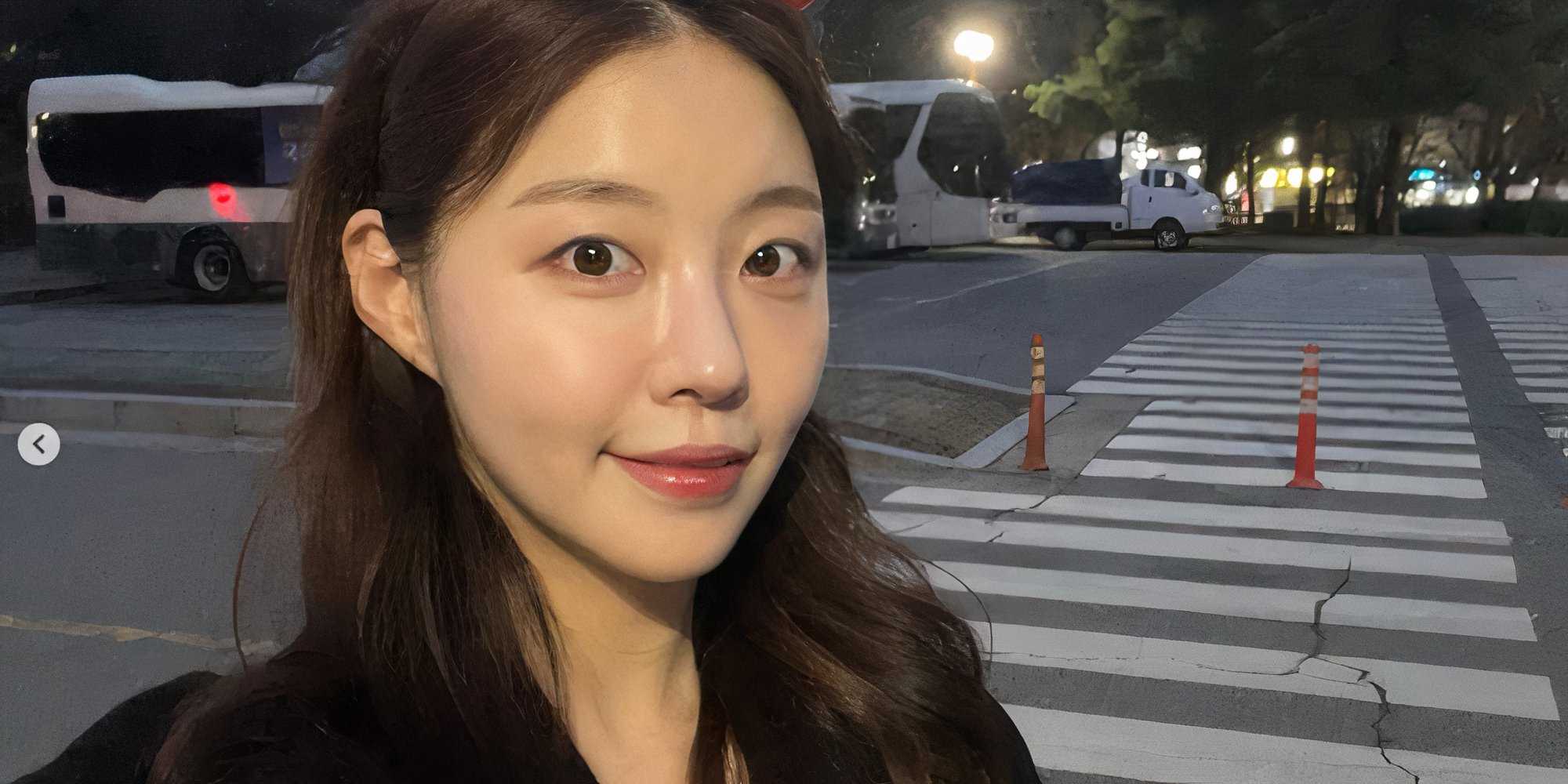 Jung You-Jin из Single's Inferno, улыбающаяся на улице ночью