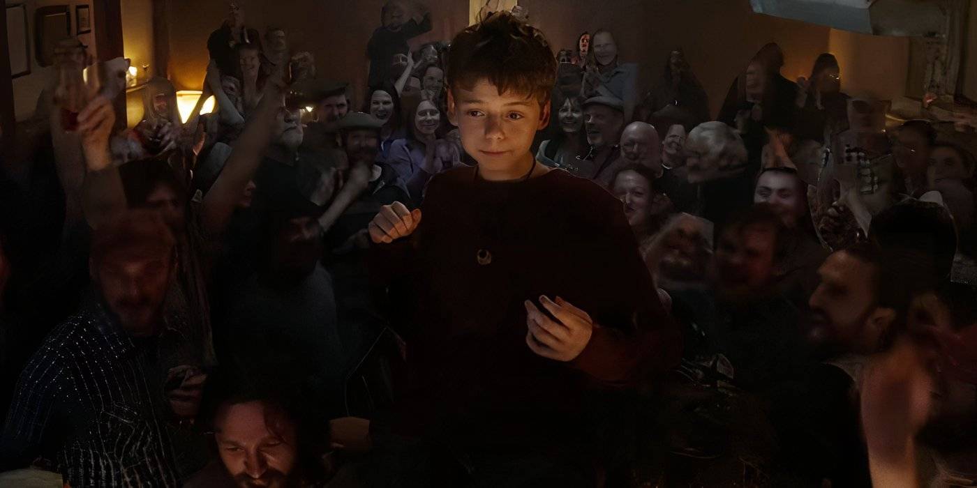 Спик, поднятый над толпой в фильме "28 лет спустя"