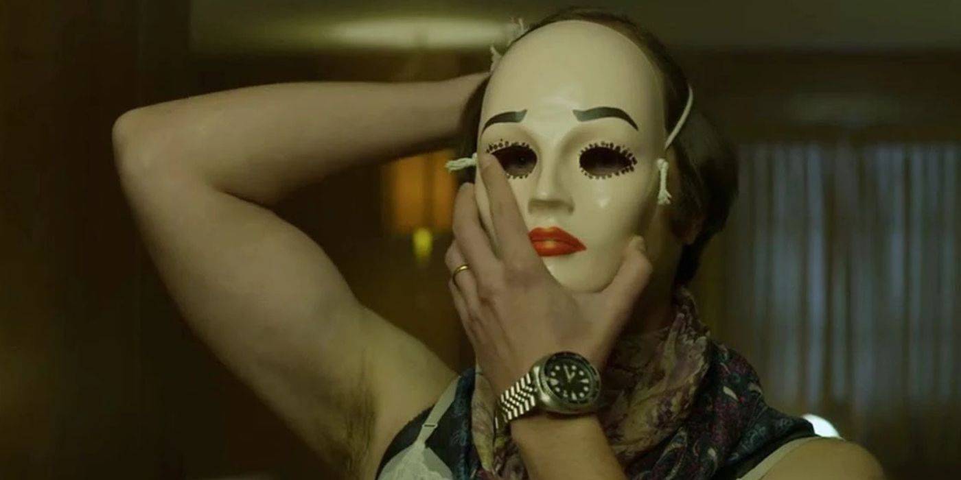 Деннис Радер, известный как BTK, в маске белого лица с красной помадой в финале *Mindhunter*