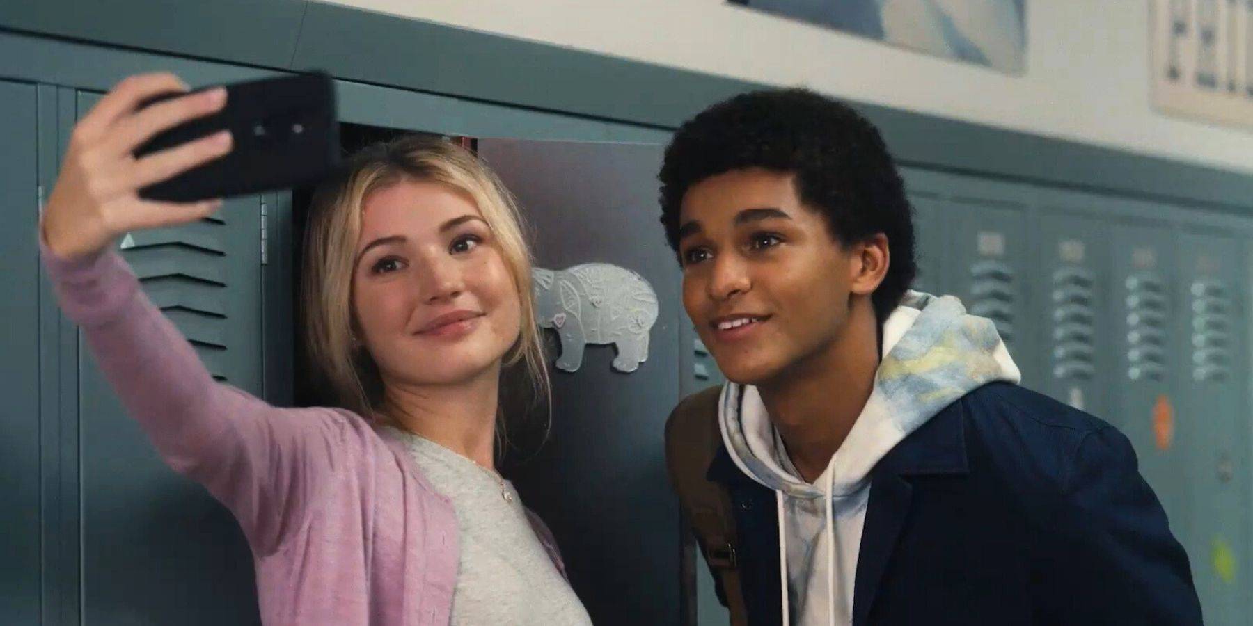 Джен Мэкл как Майки, делающая селфи в «Укрытии» Харлана Кобена