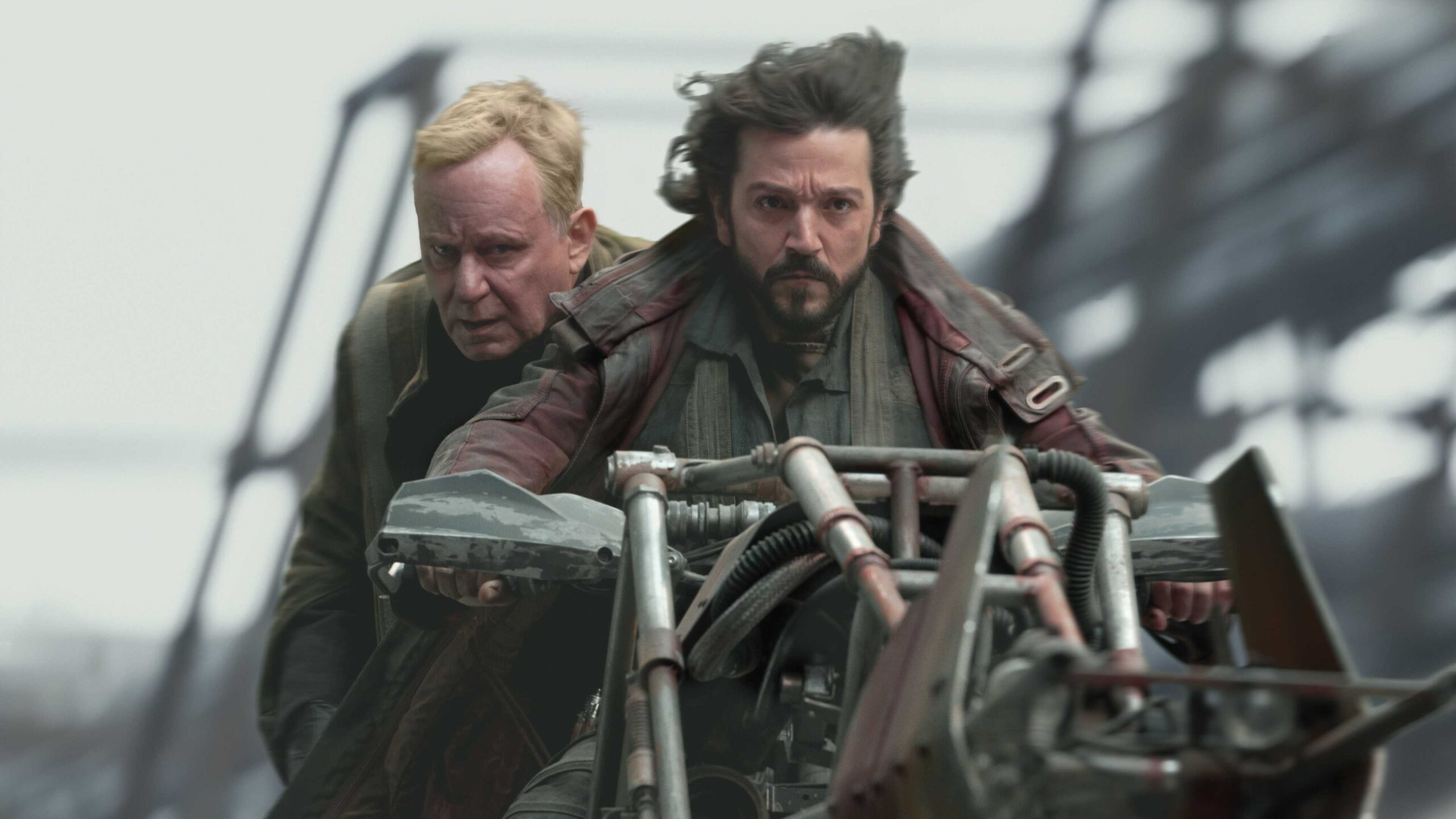 Кассиан Андор и Лутэн Рэй на мотоцикле в "Эндор"