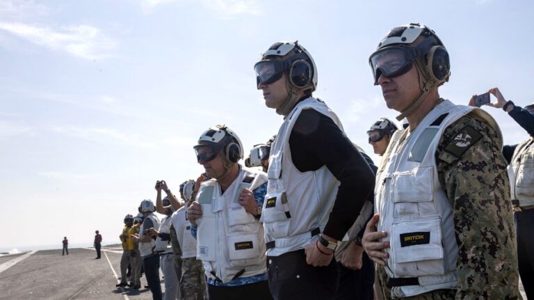 Высшие американские должностные лица посетили авианосец в Персидском заливе на фоне обострения иранской дипломатии