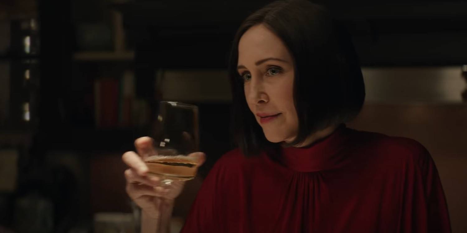 Элеонор держит бокал вина в Hawkeye.